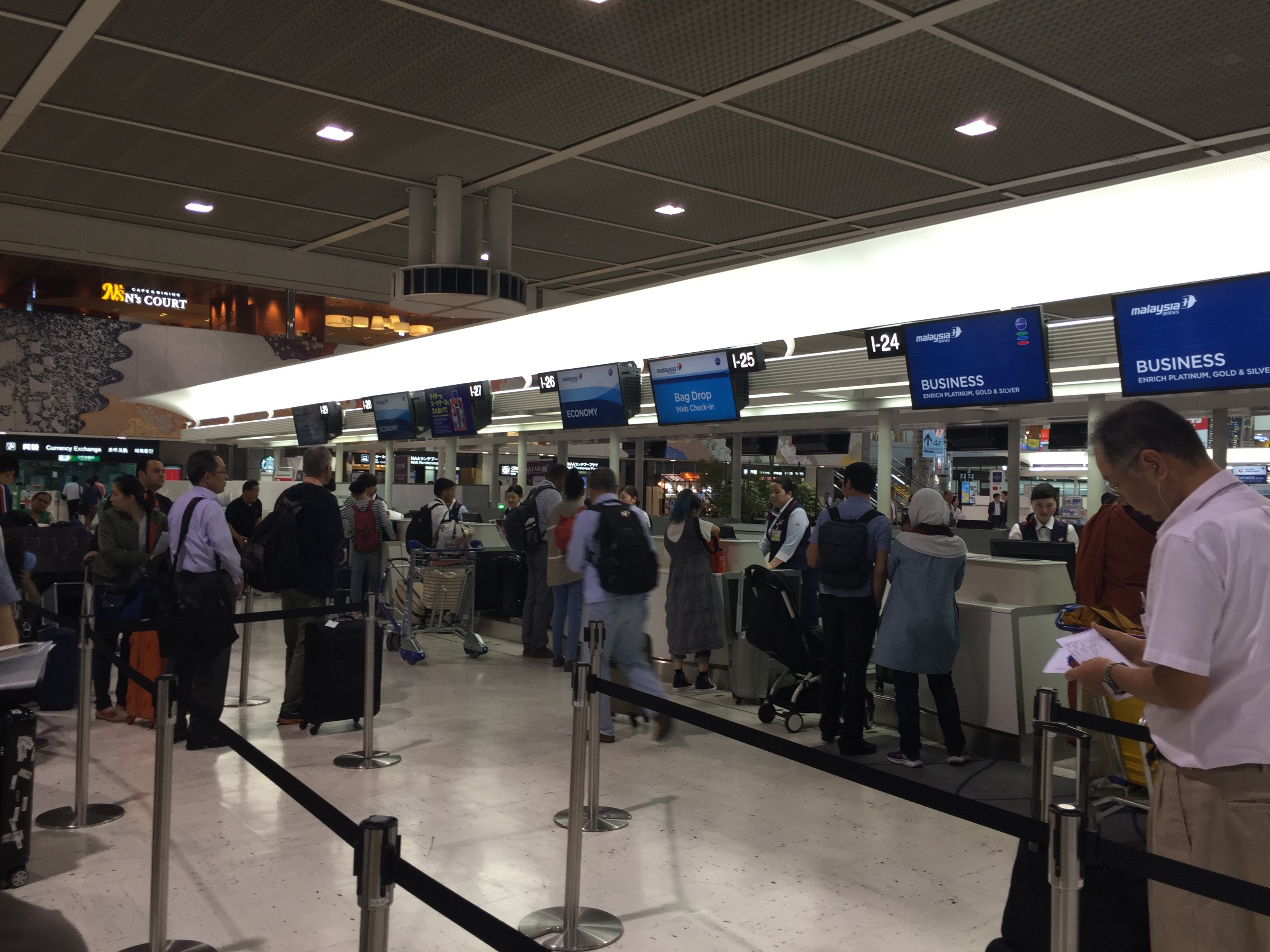 成田空港マレーシア航空チェックインカウンター