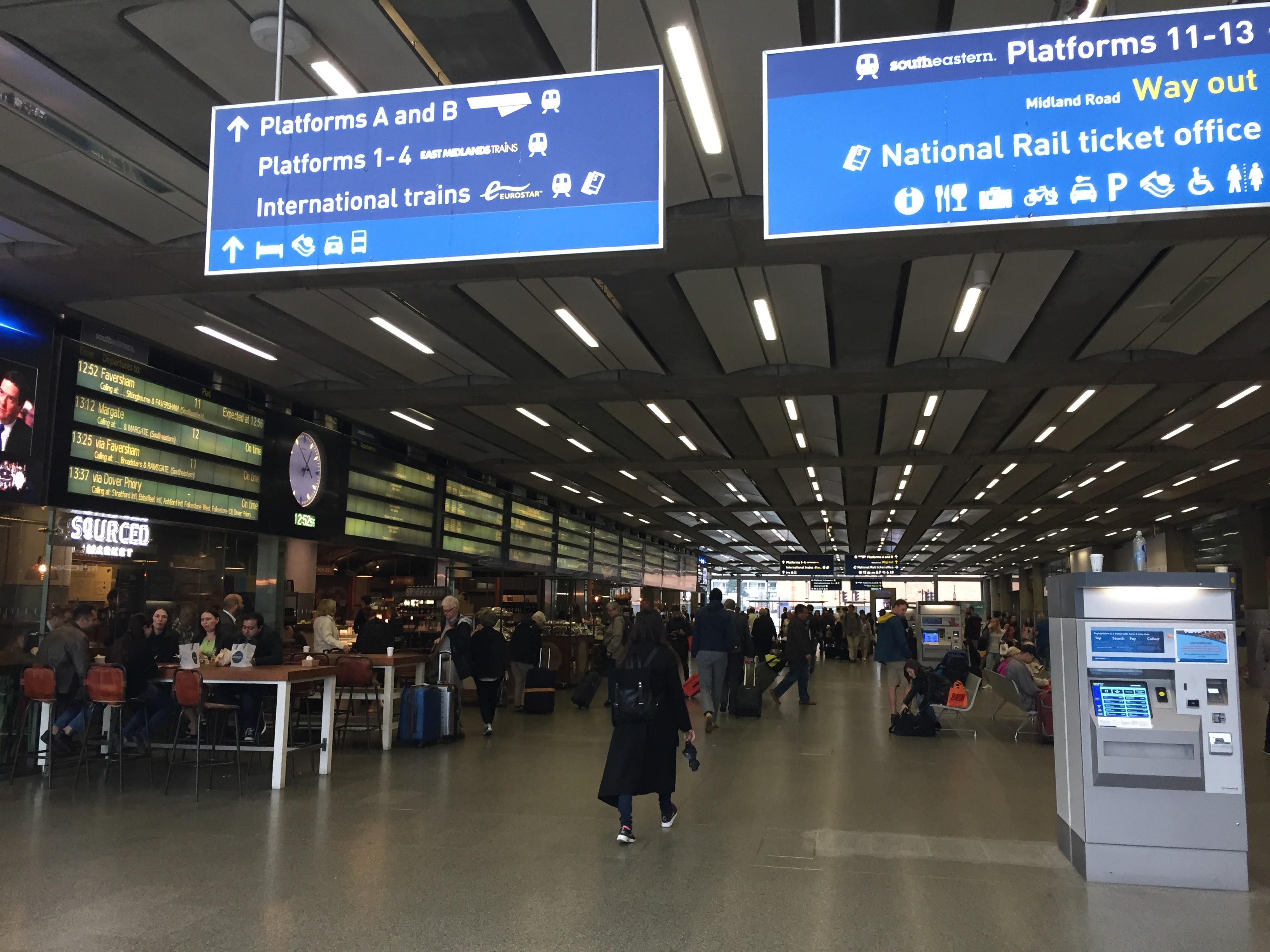 St. Pancras International駅の正面入り口を履いいたところ。