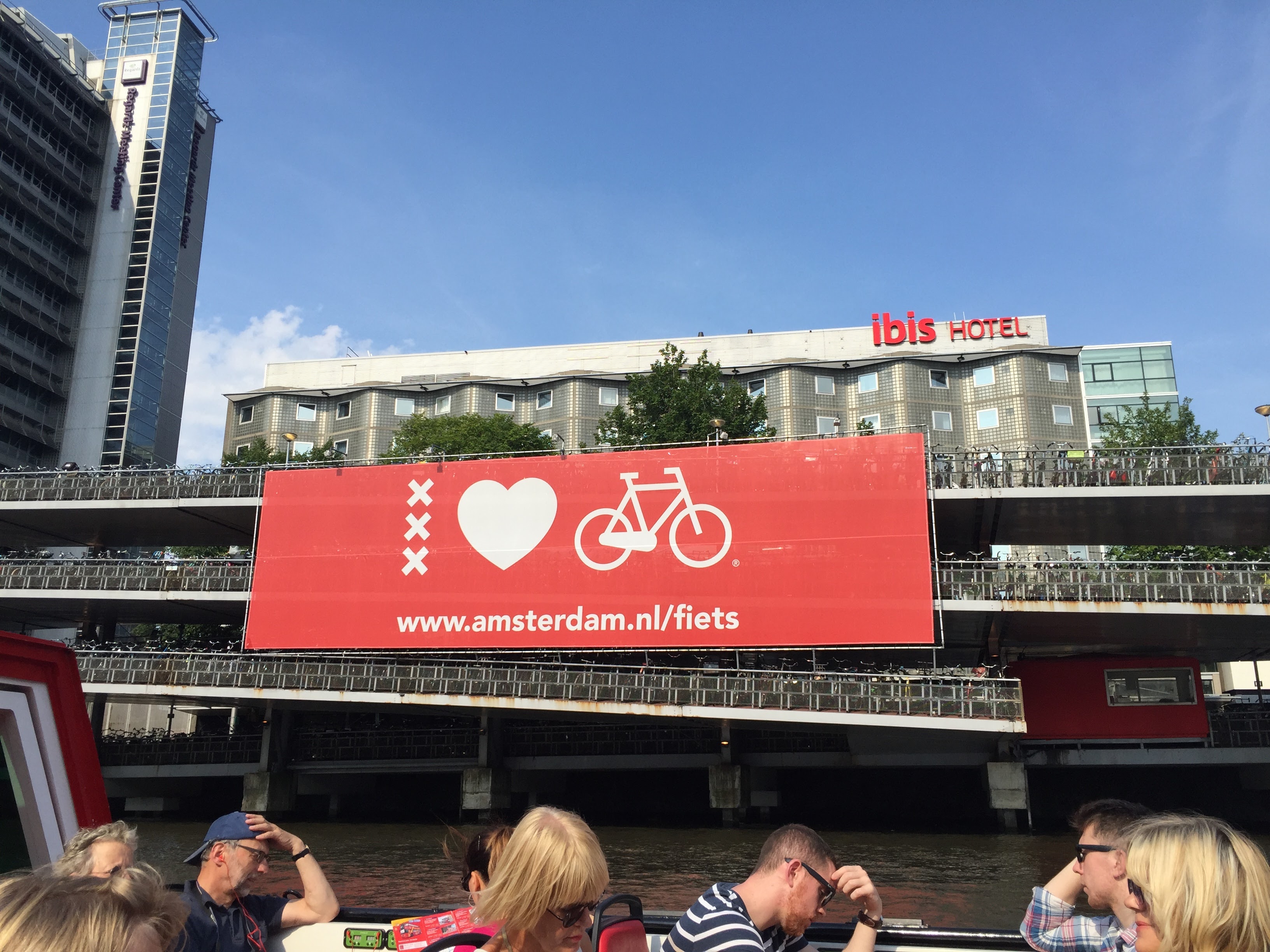 アムステルダム駅の自転車置き場